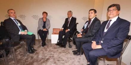 Ecuador renueva su relación con el FMI en el foro de Davos