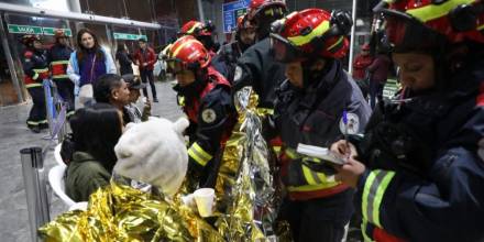 Bomberos rescataron a personas atrapadas en el teleférico de Quito