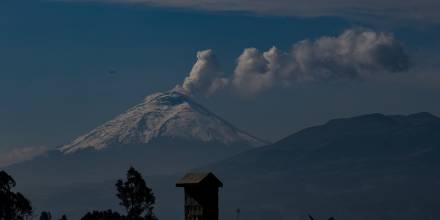 El Cotopaxi registra señal sísmica mientras emite ceniza