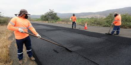 Noboa supervisó la rehabilitación de la vía Manta-Rocafuerte 