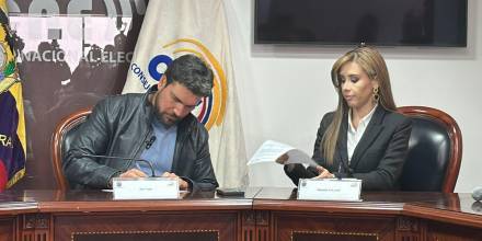 Daniel Noboa y Luisa González lideran encuesta presidencial