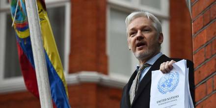 Contraloría dice que Assange tenía una línea directa con Rafael Correa