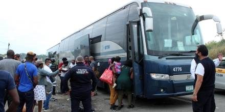 Autoridades mexicanas interceptan a 257 migrantes que viajaban en 2 autobuses