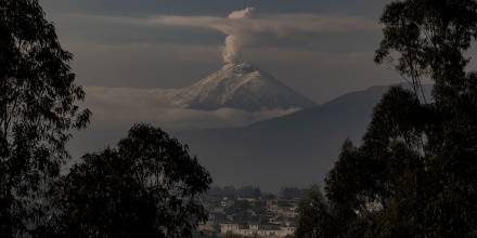 El Cotopaxi emite gases y vapor de manera continua