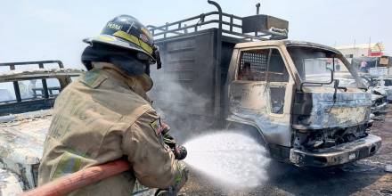 6 vehículos quedaron calcinados en un incendio en Guayaquil 