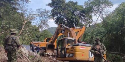 Noboa propone zonas de seguridad contra la minería ilegal