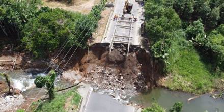 La instalación del puente Bailey en La Concordia avanza