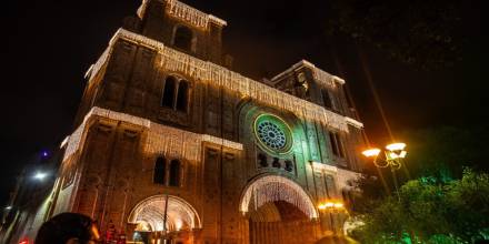 La Navidad se encendió en el Centro Histórico de Cuenca