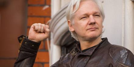 Desclasificado: Assange sí renunció al asilo político