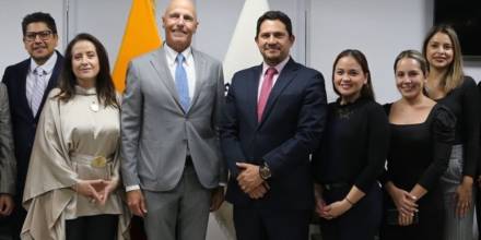 Ecuador firmó contrato con SolGold para la construcción de Cascabel