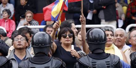 Cientos marchan en Quito pidiendo la renuncia de “todos los corruptos”