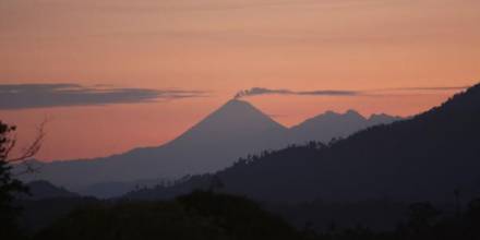 La incandescencia del volcán Sangay pudo ser observada por las cámaras