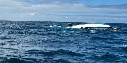 29 personas fueron rescatadas tras naufragio de un bote en Galápagos