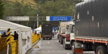 Ecuador y Colombia abren su frontera terrestre a conductores de carga pesada