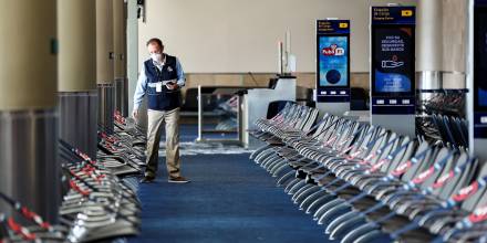 El COE autoriza la ampliación de los aforos en los aeropuertos