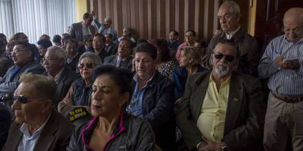 Jubilados piden que su deuda se pague en efectivo