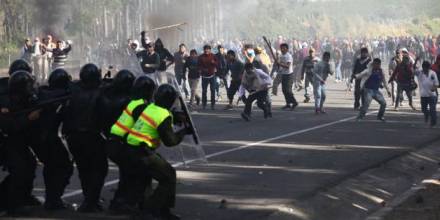 Protesta dejó detenidos y 16 policías heridos