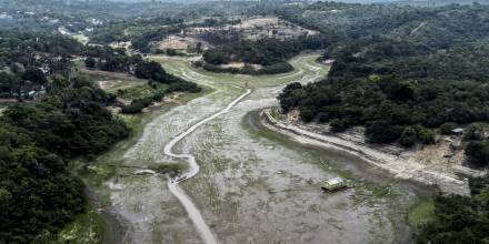 La sequía lleva al río Amazonas a niveles mínimos