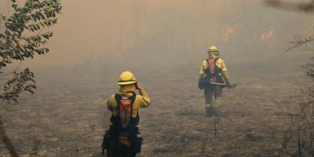 Un gran incendio forestal amenaza las operaciones del aeropuerto de Quito