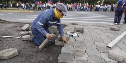 Quiteños salieron a minga para reparar daños en la capital