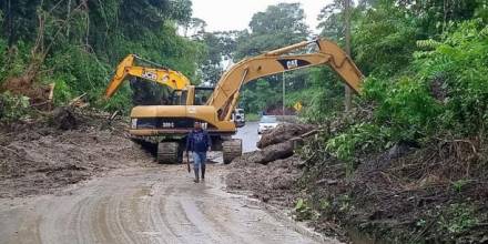 Dos derrumbes bloquearon vía que conecta Orellana con Napo