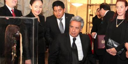 El Vaticano devuelve al presidente Lenín Moreno una tzanza, pieza arqueológica ecuatoriana