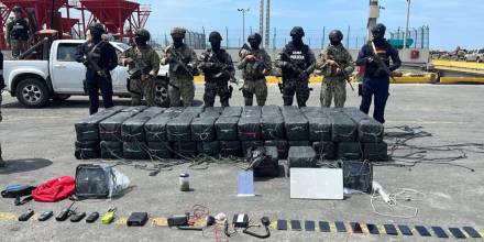 La Armada detuvo a 21 personas que navegaban con 3,2 toneladas de droga