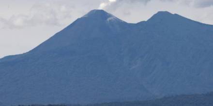 Geofísico registra emisiones y bloques incandescentes en el volcán Reventador