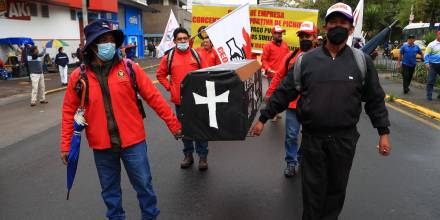 Cientos de trabajadores marchan en Quito