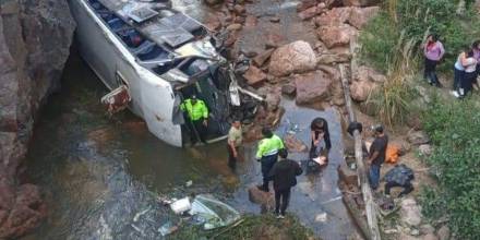 Accidente de bus dejó 4 muertos en el límite de Azuay y Loja