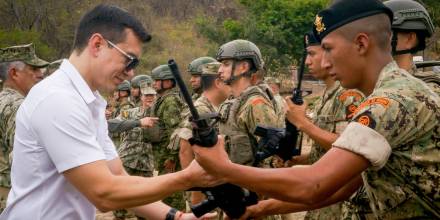 El Gobierno entregó armamento incautado a las Fuerzas Armadas