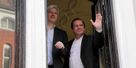 Assange usó la Embajada de Ecuador como centro de espionaje, dice reporte de CNN 