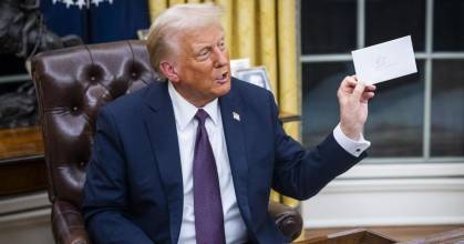 Trump desmantela el legado de Biden con una ola de decretos