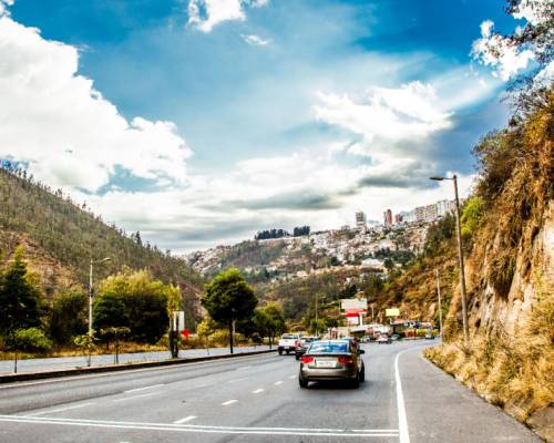 El ‘Pico y Placa’ en Quito es el plan de restricción vehicular con un horario de limitación del tráfico desde las 06:00 hasta las 09:30 y desde las 16:00 a las 20:00, de lunes a viernes, de acuerdo con el último dígito de la placa.