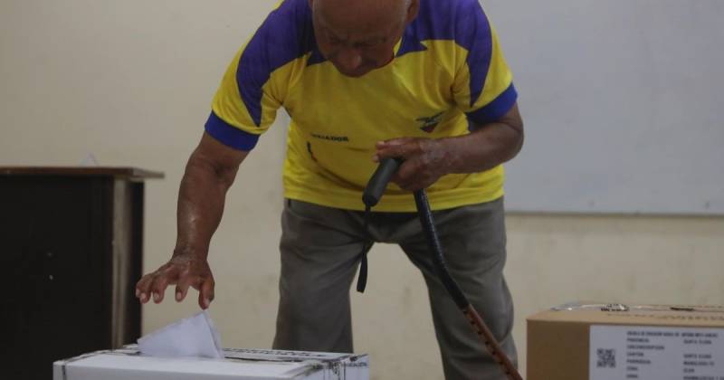 Los votos blancos alcanzan hasta el momento, 2,16 % y los nulos 6,80 % / Foto: EFE