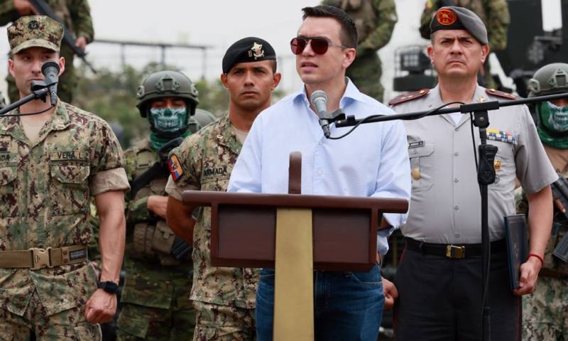 El presidente Daniel Noboa visitó ayer los campamentos militares en Guayaquil / Foto: cortesía Presidencia