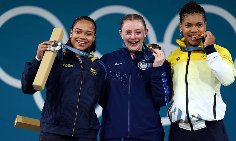 ¡Celebra Ecuador!  La nacida en Pastaza se alzó con la medalla de bronce en levantamiento de pesas. Es la cuarta medalla de Ecuador en los Juegos París 2024./ Foto: cortesía