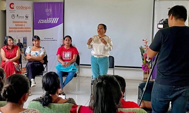 Mujeres de diferentes sectores de Napo participaron en el foro / Foto: cortesía MAG