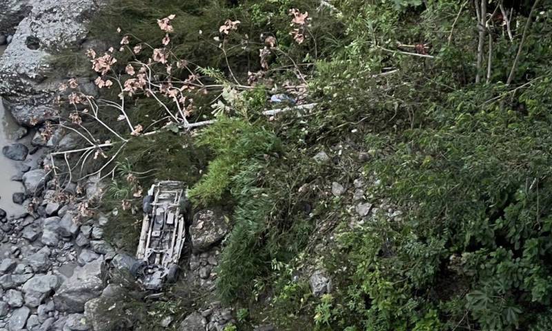 Una camioneta perdió la pista y se estrelló antes de caer a un barranco del río Paute./ Foto: cortesía