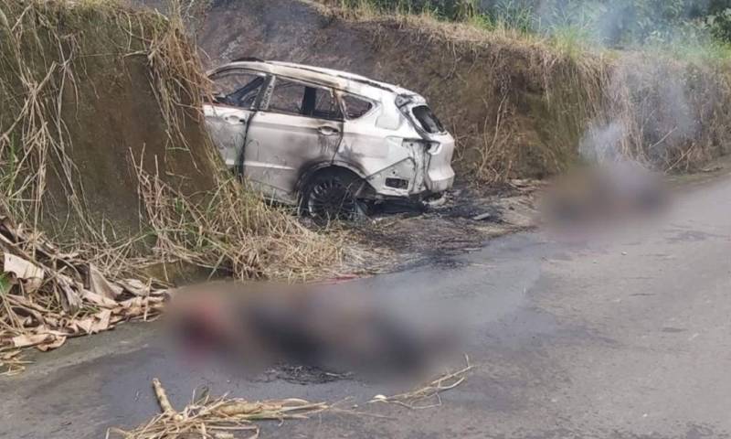 Los cadáveres calcinados y aún en llamas quedaron tendidos en la carretera / Foto: cortesía 