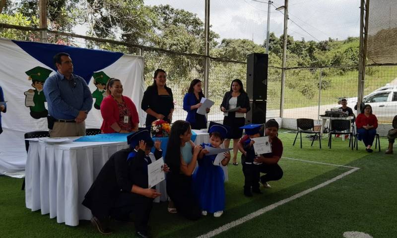 El evento tuvo lugar en el cantón Chinchipe, en donde se entregó un certificado que los acredita para dar inicio a sus estudios de educación básica/ Foto: cortesía MIES