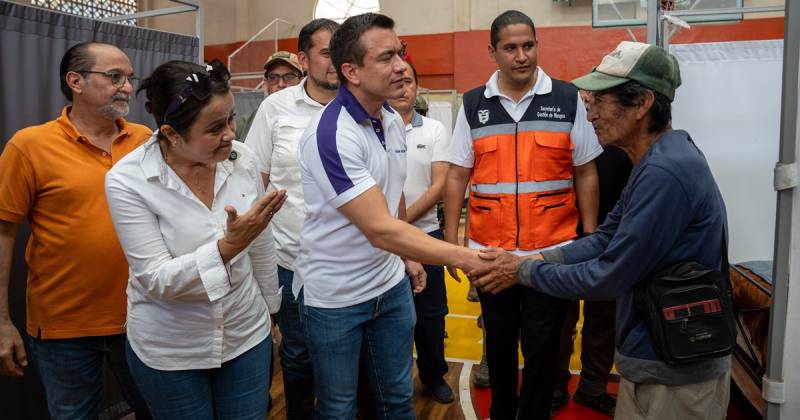 Durante su recorrido, acudió a un albergue temporal, ubicado en un coliseo, donde dialogó con los afectados y ratificó el compromiso del Gobierno de continuar brindando apoyo y asistencia integral para su pronta recuperación./ Foto: cortesía