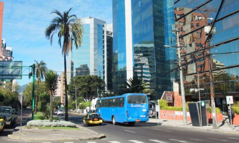 Pico y placa de 9 de abril de 2024 en Quito, placas terminadas en 3 y 4 no podrán circular / Foto: Shutterstock