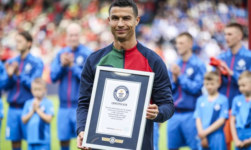 El delantero recibió el reconocimiento antes del partido, cuando se le entregó un certificado con el récord y una camiseta de la selección enmarcada y con el dorsal 200  / Foto: EFE