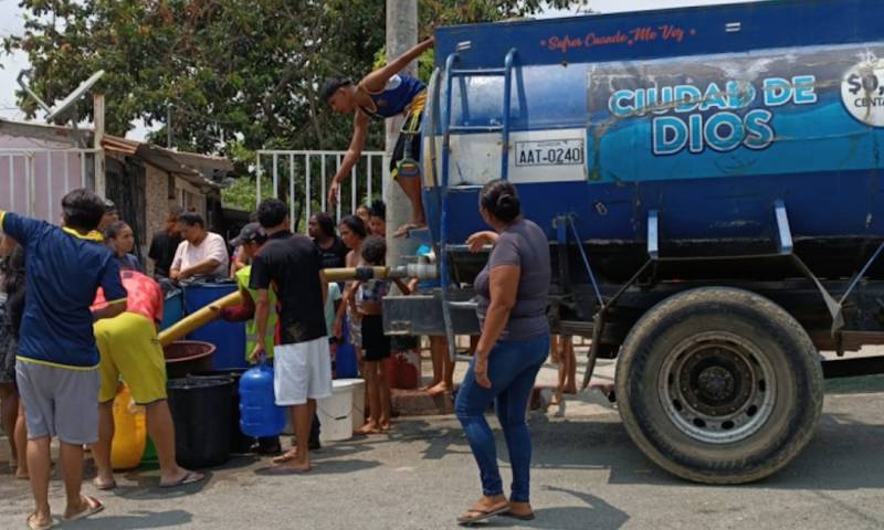 La ciudad de Guayaquil, junto con otras áreas aledañas como Durán y Daule, enfrentarán no solo apagones nocturnos, sino también cortes en el servicio de agua potable. Le contamos. / Foto: cortesía Primicias