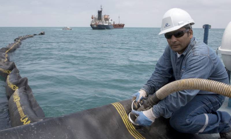 Personal de Petroecuador supervisa el proceso de exportación de crudo / Foto: cortesía Petroecuador