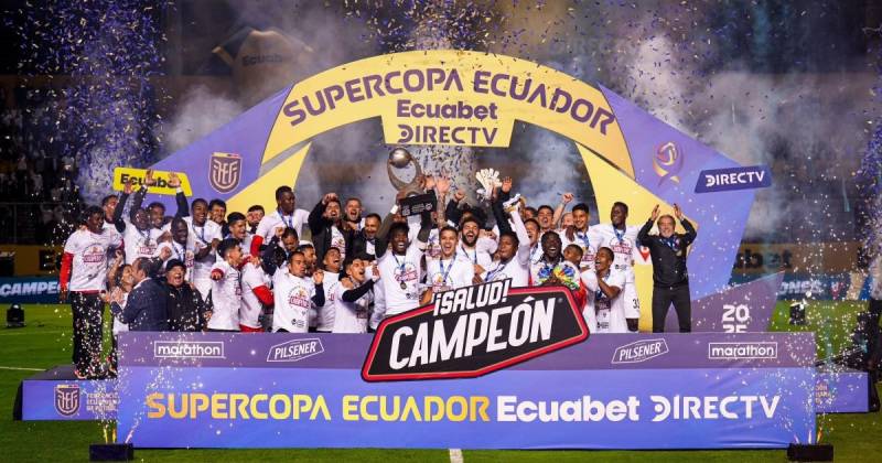 El equipo albo levantó la tercera Supercopa de Ecuador en el estadio Gonzalo Pozo Ripalda / Foto: cortesía LDU Oficial