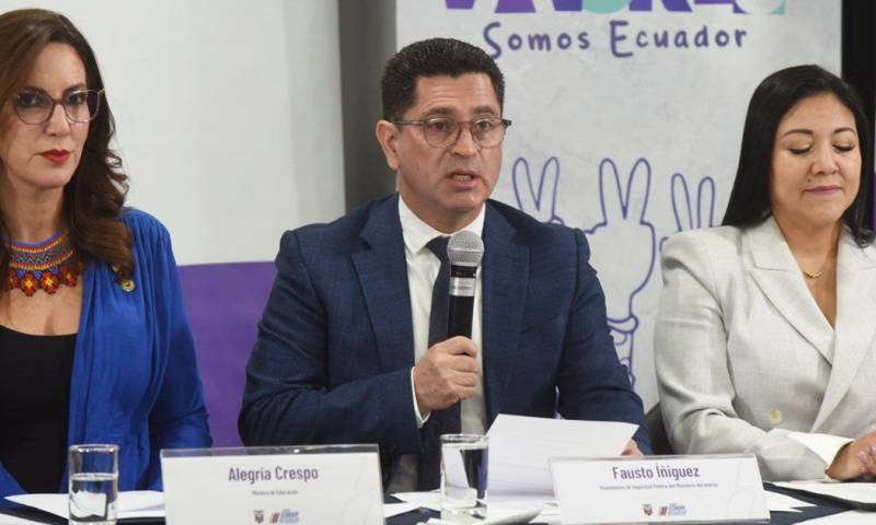 Alegría Crespo, ministra de Educación, y Fausto Íñíguez, viceministro de Seguridad Pública, participaron en la rueda de prensa / Foto: cortesía Ministro del Interior