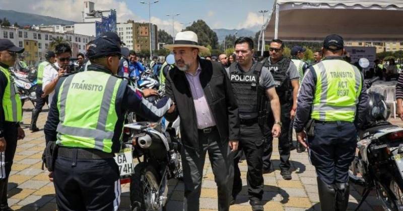 El alcalde de Quito, Pabel Muñoz, entregó las motos a la AMT / Foto: cortesía Municipio de Quito