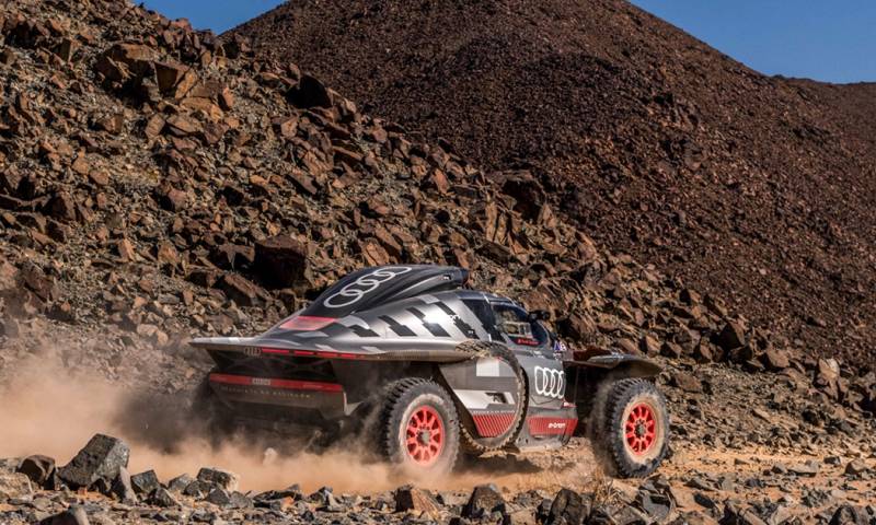 Sainz y compañero hicieron historia al convertirse en los primeros corredores en convertir un coche híbrido en campeón del Dakar / Foto: EFE